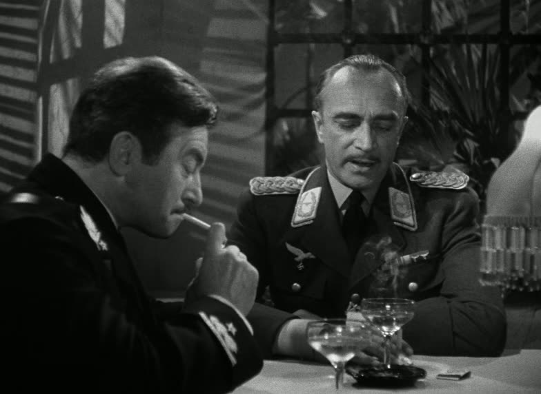 Moment from Casablanca (1942) in 01:03–01:05