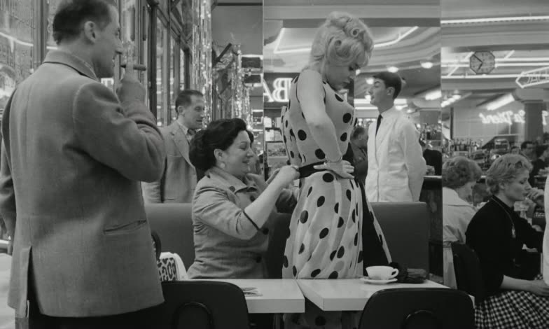 Moment from Cléo from 5 to 7 (1962) in 00:11